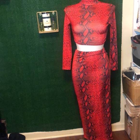 Super Fitted Two Piece - Picture 3 of 3